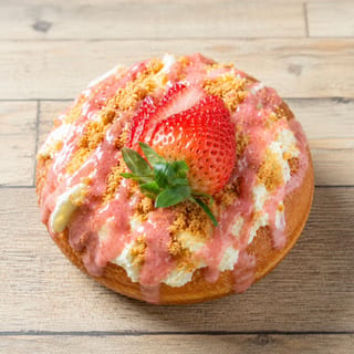 STRAWBERRY CHEESECAKE CRONUT